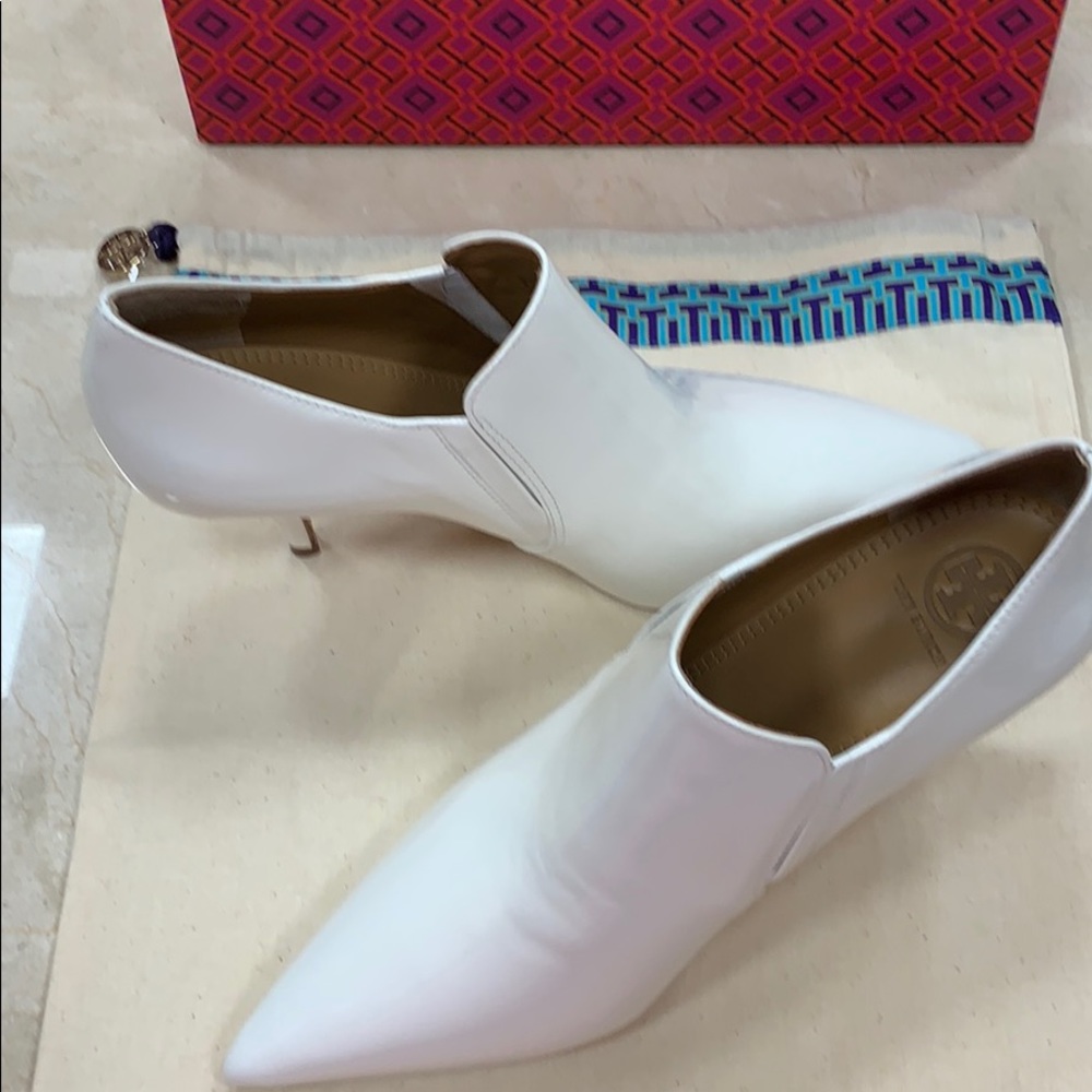 TORY BURCH GEORGINA PATENT LEATHER BOOTIE IN WHITE WITH WRAPPED KITTEN HEEL 8.5 - Picture 9 of 9
